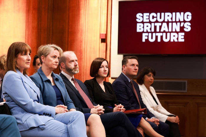 Großbritanniens neue Justizministerin Shabana Mahmood (r.)