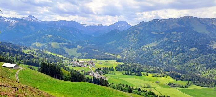 Vom Renkknie aus bietet sich ein fantastischer Blick ins Balderschwangertal hinein. 