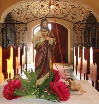 Am Anfang der Liturgie wartet die Statue in Gurnitz noch auf die Himmelfahrt, die auch für Erwachsene berührend ist. (Bild: Pfarre Gurnitz)