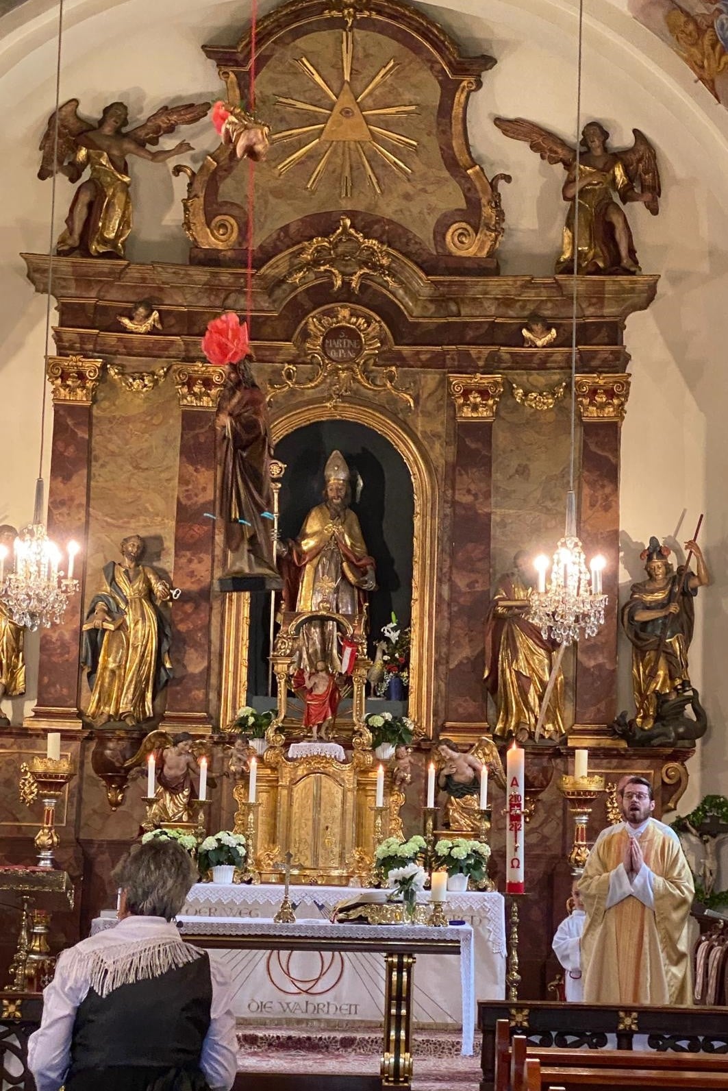 Richtung Heiliggeistloch steigt die Christusstatue empor, flankiert von Engeln. (Bild: Pfarre Gurnitz) Richtung Heiliggeistloch steigt die Christusstatue empor, flankiert von Engeln. (Bild: Pfarre Gurnitz)