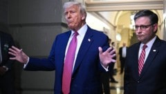 Donald Trump mit dem Sprecher des Repräsentantenhauses, Mike Johnson
