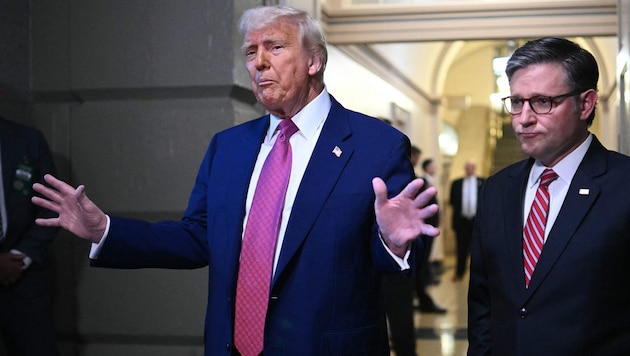 Donald Trump mit dem Sprecher des Repräsentantenhauses, Mike Johnson