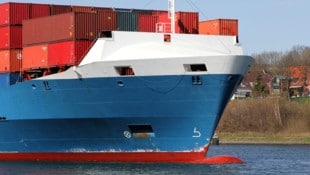 Das Schiff fuhr aus bisher ungeklärter Ursache in den Garten. (Symbolbild) (Bild: dedi - stock.adobe.com)