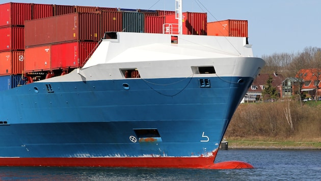Das Schiff fuhr aus bisher ungeklärter Ursache in den Garten. (Symbolbild)