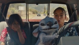 Die Schwestern Lilo und Nani haben viele Probleme, aber ihr neues Haustier Stitch heitert sie mit seinen Faxen immer auf. (Bild: AP/AP ( via APA) Austria Presse Agentur)