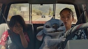 Die Schwestern Lilo und Nani haben viele Probleme, aber ihr neues Haustier Stitch heitert sie mit seinen Faxen immer auf. (Bild: AP/AP ( via APA) Austria Presse Agentur)