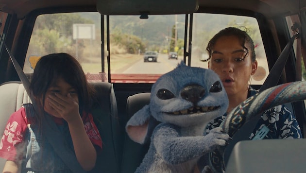 Die Schwestern Lilo und Nani haben viele Probleme, aber ihr neues Haustier Stitch heitert sie mit seinen Faxen immer auf.
