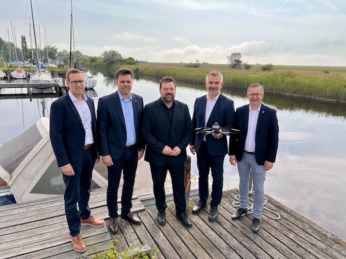 Am Hafen stellte eine Expertenrunde aus Forschern und Politikern das KI-Konzept vor. Das ganze Schilfgebiet fliegt diese Drohne ab.