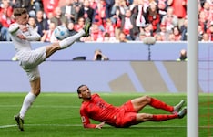 Veratschnig im Mainz-Dress gegen Bayern München und Sané. (Bild: EPA/RONALD WITTEK)