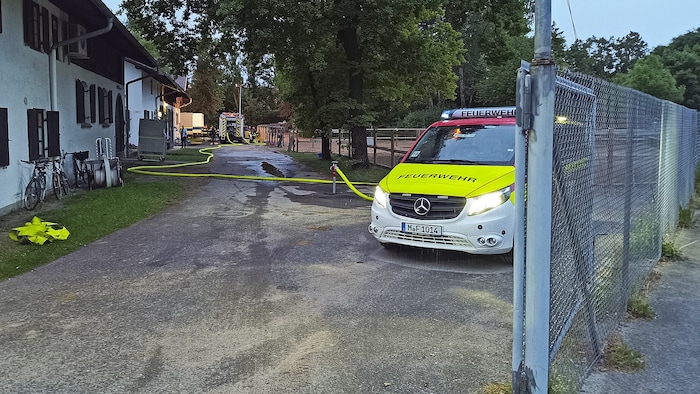 Nach ersten Erkenntnissen sind sechs Fahrzeuge beschädigt, vier davon ein Totalschaden. 