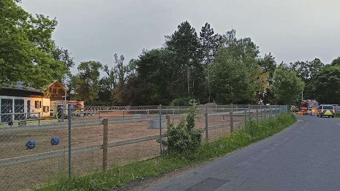 In der Nacht auf Donnerstag meldeten mehrere Anrufe in der Leitstelle Flammenschein auf dem Gelände der Reiterstaffel München.