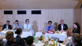 Am Podium: Franz Theurl, Maximilian Schultz, Katharina Hradecky, Karin Seiler, Mario Gerber, ...