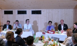 Am Podium: Franz Theurl, Maximilian Schultz, Katharina Hradecky, Karin Seiler, Mario Gerber, ...