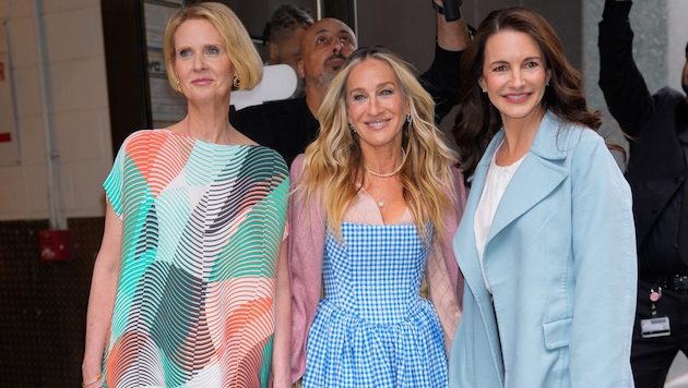 Stilikone Sarah Jessica Parker entschied sich für einen Pressetermin in New York für ein Design von Lena Hoschek.