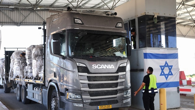 Ein Lastwagen passiert den Grenzübergang Kerem Shalom.