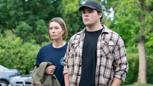 Jessica Biel spielt die trauernde Witwe des Mordopfers.