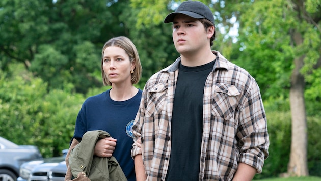Jessica Biel spielt die trauernde Witwe des Mordopfers.