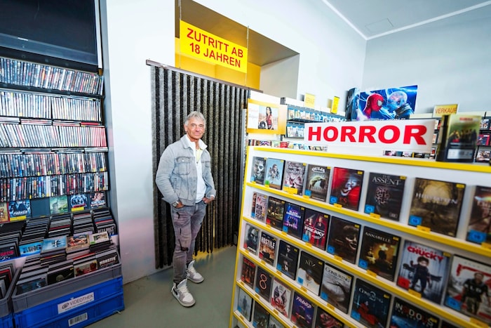 Paul Pawlek vor der Bestseller-Abteilung