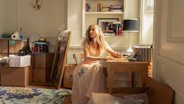 Sarah Jessica Parker spielt in „And Just Like That“ auf Sky erneut Carrie Bradshaw, die in der dritten Staffel in ein neues Haus zieht und sich in einer Fernbeziehung befindet.
