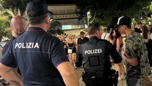 Beim Auslandseinsatz der rot-weiß-roten Beamten in Lignano geht es vor allem um Hilfe bei Sprachbarrieren. (Bild: Klaus Loibnegger, Krone KREATIV)