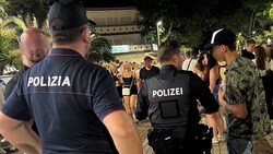 Beim Auslandseinsatz der rot-weiß-roten Beamten in Lignano geht es vor allem um Hilfe bei Sprachbarrieren. (Bild: Klaus Loibnegger, Krone KREATIV)