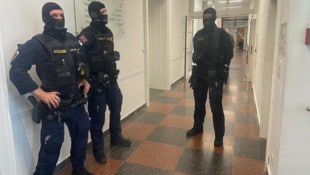 Wie bei IS-Prozessen üblich, wurde die Polizeipräsenz bei Gericht erhöht. (Bild: Andrea Kloimstein)