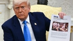 Trump hält ein Bild hoch, das gar nicht in Südafrika aufgenommen wurde.