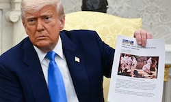 Trump hält ein Bild hoch, das gar nicht in Südafrika aufgenommen wurde.