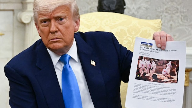 Trump hält ein Bild hoch, das gar nicht in Südafrika aufgenommen wurde.