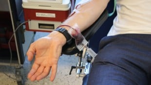 Fürs Blutspenden gelten viele strenge Kriterien, etwa ein Mindestgewicht von 50 Kilogramm und ...
