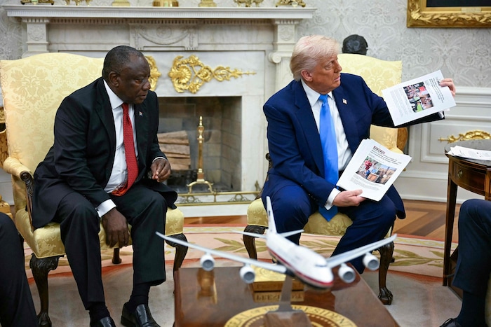 Trump fuchtelte mit ausgedruckten Berichten herum.