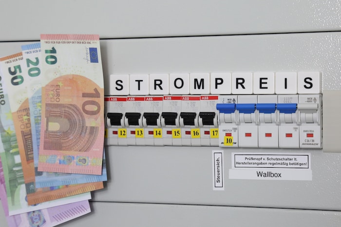 Endlich geht es mit den Stromkosten spürbar nach unten.