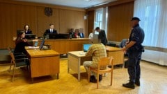 Der junge Angeklagte zeigt im Gerichtssaal Fotos von seiner Frau und dem Baby – als Beweis, dass ...