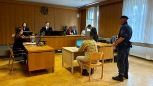 Der junge Angeklagte zeigt im Gerichtssaal Fotos von seiner Frau und dem Baby – als Beweis, dass er kein Vergewaltiger sein kann? (Bild: Wassermann Kerstin)