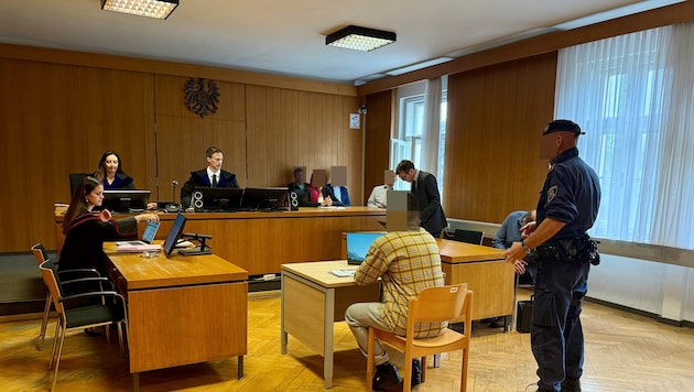 Der junge Angeklagte zeigt im Gerichtssaal Fotos von seiner Frau und dem Baby – als Beweis, dass ...