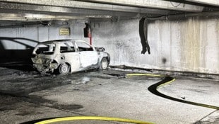 Das Auto brannte völlig aus. (Bild: FF Traun)