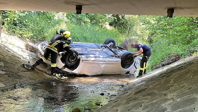 Ein völlig demoliertes Auto im Bachbett, aber kein Lenker ...