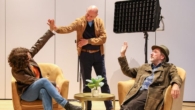 Michael Schönborn (mittig) klatscht mit Krauzs und Michael Fitz ein.