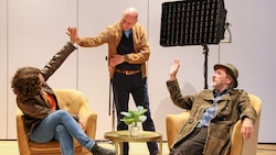 Michael Schönborn (mittig) klatscht mit Krauzs und Michael Fitz ein. (Bild: Tröster Andreas)