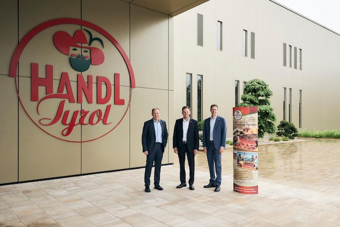 Karl Christian Handl (Mi.) präsentierte am Donnerstag gemeinsam mit Betriebsleiter Josef Amprosi ...