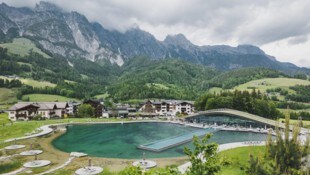 Der neue Spa-Bereich mit Teich und 50 Meter langem Pool wurde im April 2023 eröffnet.