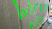 Es ist nicht die ganze große Kunst, die da am Gebäude der FF Enns prangert.