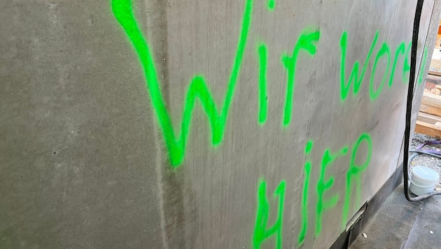 Es ist nicht die ganze große Kunst, die da am Gebäude der FF Enns prangert.