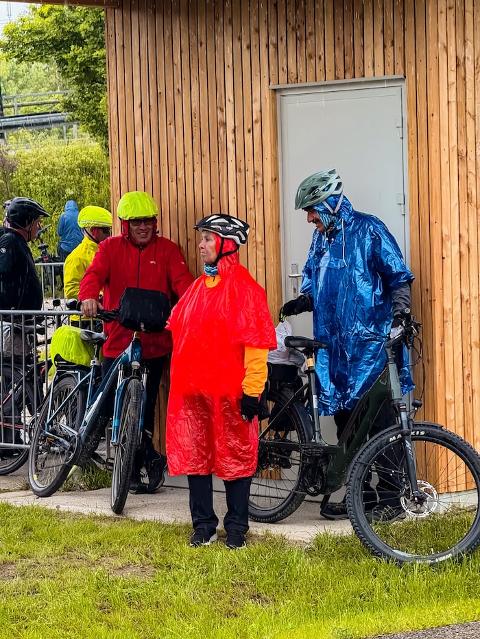 Echte Radfahrer sind für jedes Wetter gewappnet. Nur ganz wenige wechselten auf den Shuttlebus.