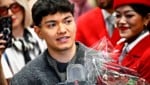 JJ bei seiner Ankunft am Flughafen Wien-Schwechat (Bild: AP/Denes Erdos)
