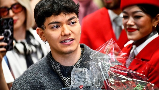 JJ bei seiner Ankunft am Flughafen Wien-Schwechat (Bild: AP/Denes Erdos)