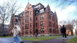 Internationale Studenten sind ein wichtiges finanzielles Standbein für die Uni. (Bild: AP/Steven Senne)