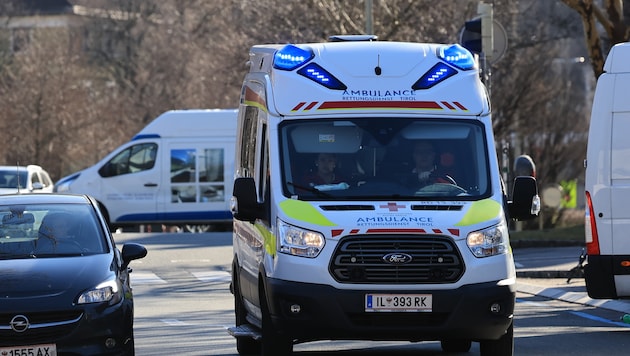 Der Verletzte wurde mit der Rettung ins Krankenhaus gebracht.