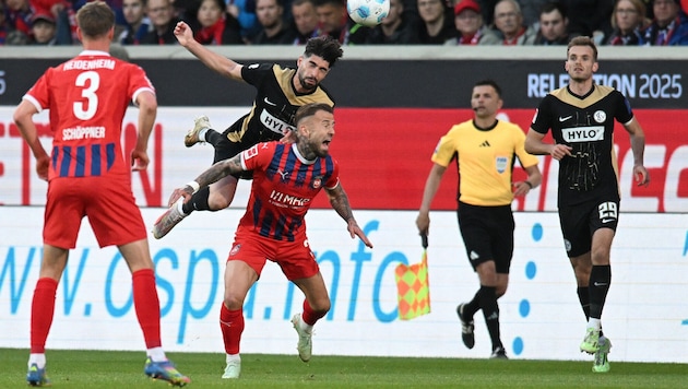 Das Relegationsduell zwischen Heidenheim (rote Dressen) und Elversberg erhielt in Deutschland den Namen „El Dorfico“.