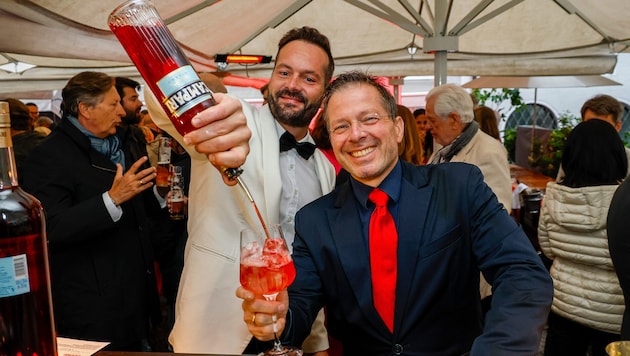 Hotelier und Gastgeber Andreas Gfrerer (re.) half den perfekten Campari zu mixen.